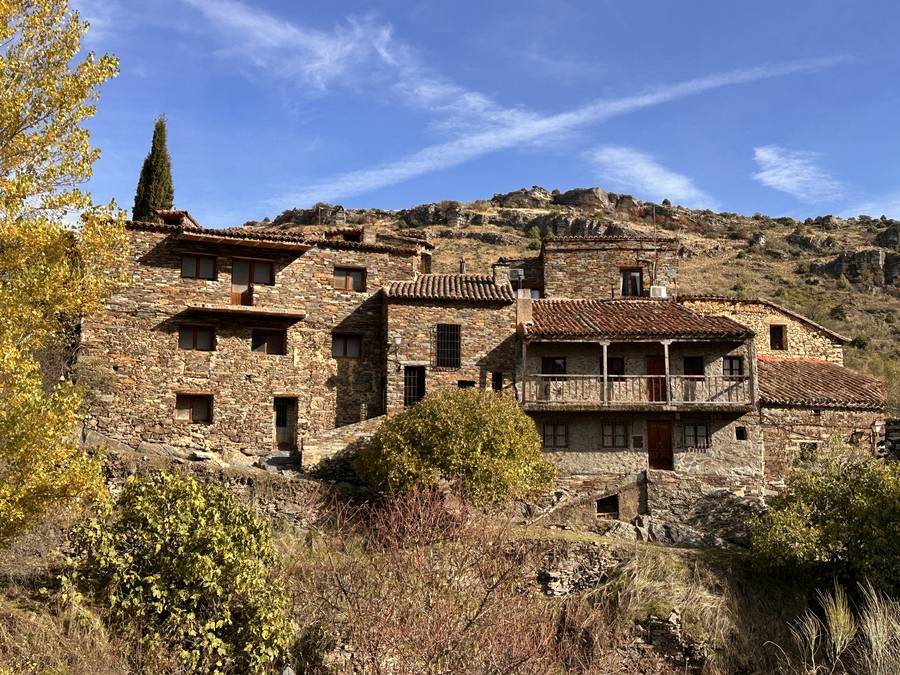 Casas de Patones de Arriba sobre la ladera bajo cielo azul