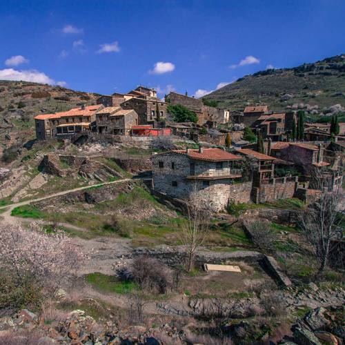 Vista general del pueblo de Patones sobre la ladera