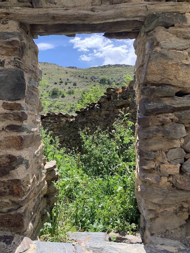 Paisaje de Patones enmarcado por un vano de pizarra