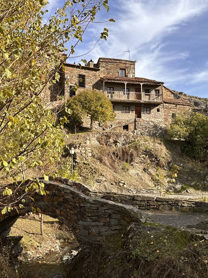 Sendero junto a las rocas en el entorno de Patones